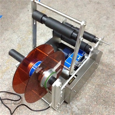 מכונה ידנית לתיוג בקבוקי יין